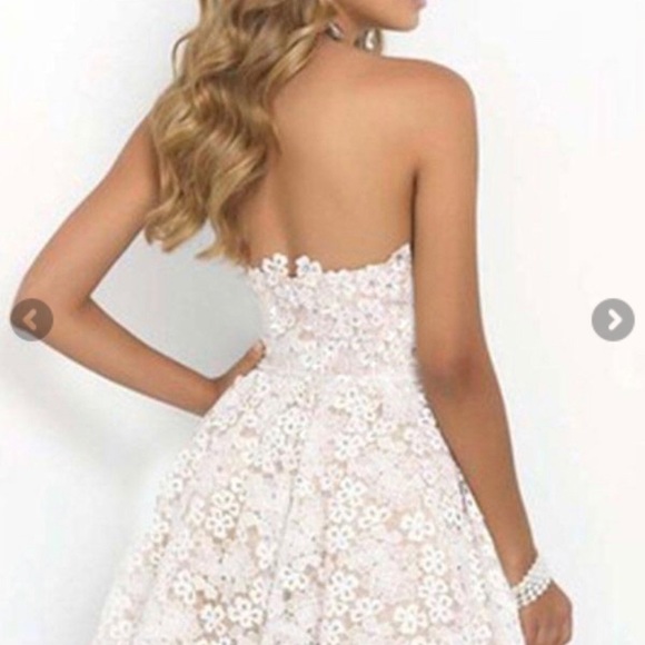 ❌ SOLD ❌White Lace Women's Strapless Dress - Picture 5 of 10